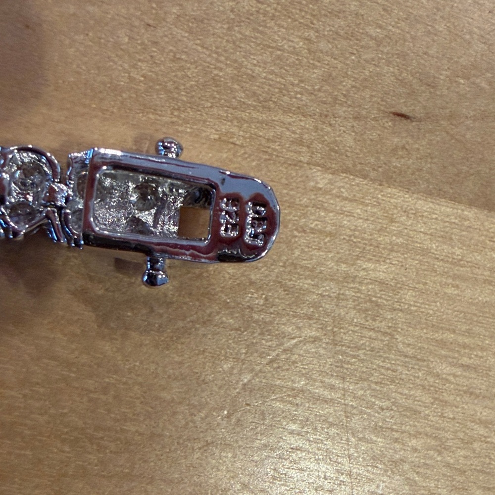 Silver colored tennis bracelet with cz marked 925 magnetic - Picture 4 of 4